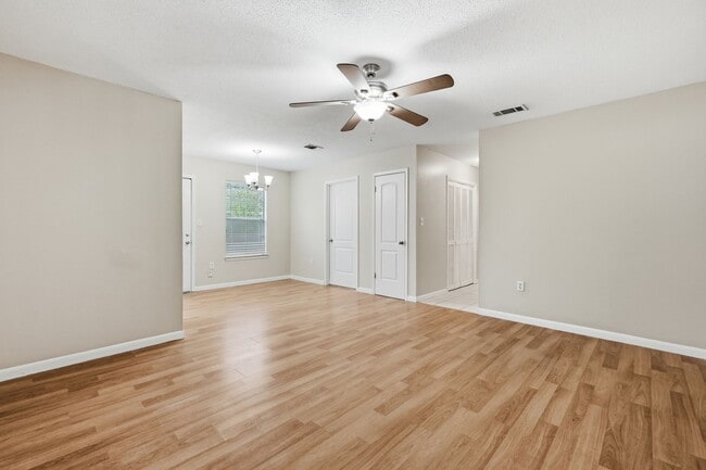 Building Photo - Prime Niceville Location!