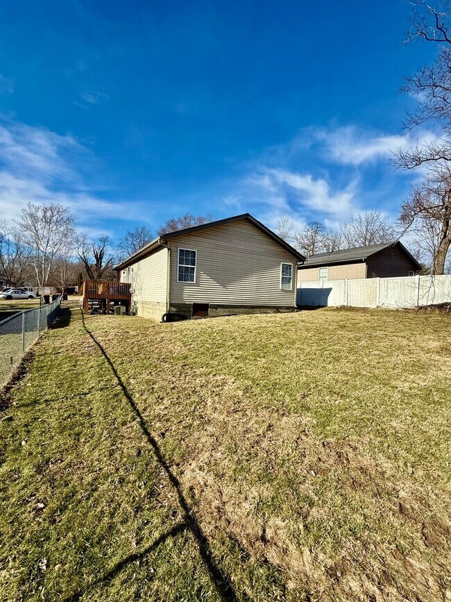 Building Photo - 3 Bedroom Ranch Home Available February, 2026 ($1,800 Monthly)