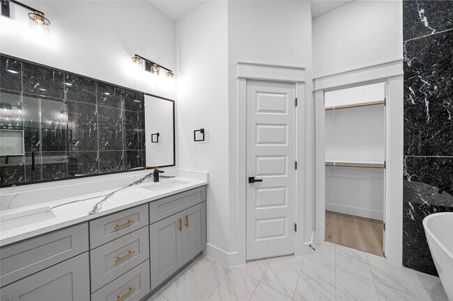 Foto del edificio - 4834 Higgins St