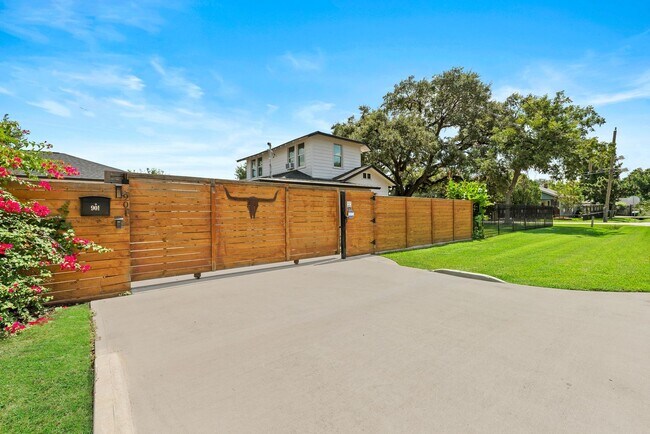 Foto del edificio - Bold Texas Style with Sleek Modern Finishes