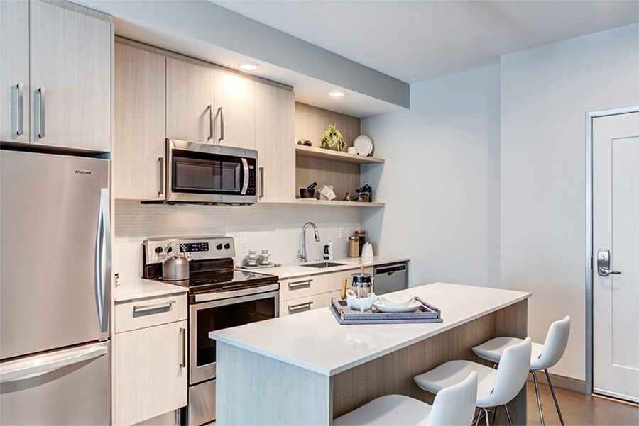 Cocinas contemporáneas con gabinetes hechos a medida en Italia y estanterías abiertas. - Velo Forest Hills Apartments