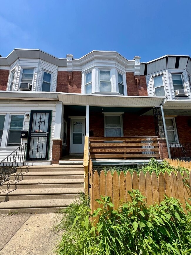 Building Photo - Newly Renovated 3-Bedroom Townhome in Ogon...