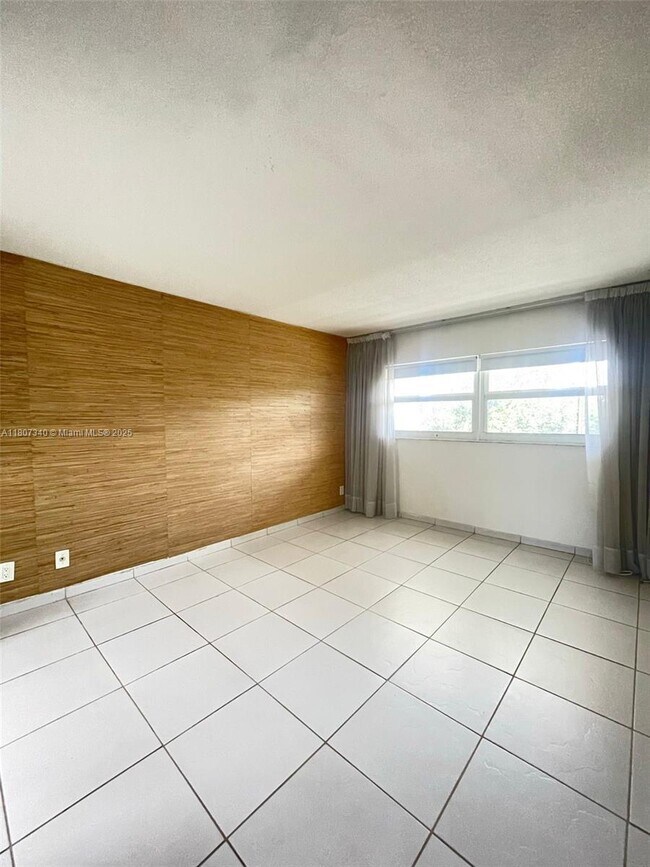 Foto del edificio - 950 Hillcrest Dr