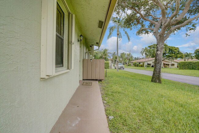 Foto del edificio - 1737 Palmland Dr