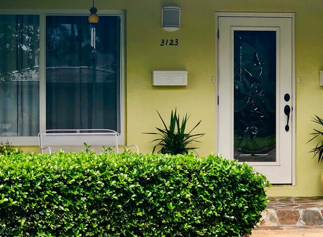 3123 shares a common entry door - 3125 Segovia St