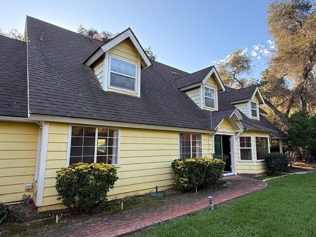 Foto del edificio - Beautiful 3Bd/2Ba Home On Over an Acre Lot!