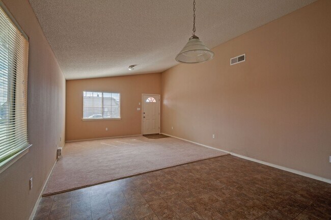 Building Photo - Amazing and Spacious Single Story 3 BR 2 BA!