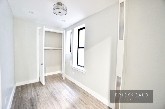 Foto del edificio - 838 Riverside Dr