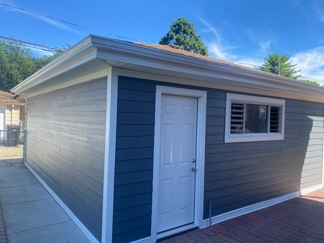 Building Photo - 4915 N Melvina Ave
