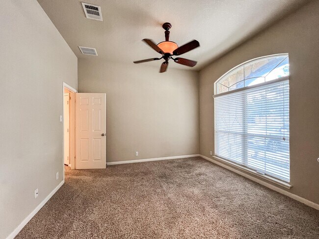Foto del edificio - 923 Avery Pkwy