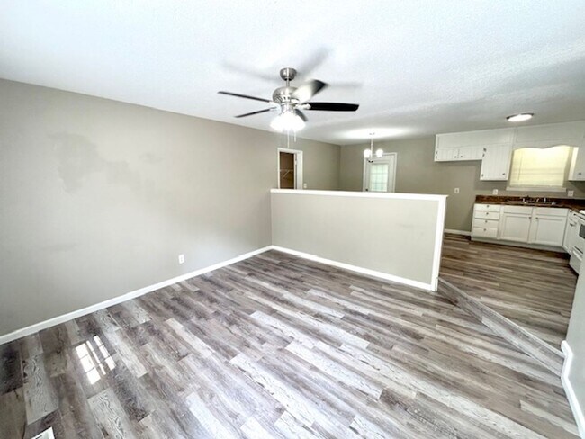 Foto del edificio - Spacious 4-Bedroom, 2-Bath Home Located in...
