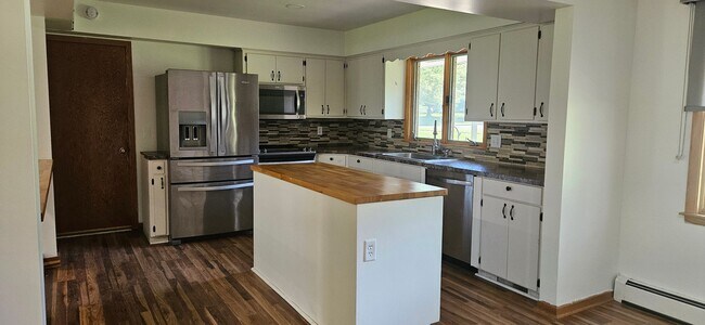 Foto del edificio - Large Rambler with 5 bedrooms, 2 baths wit...