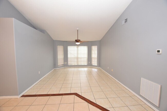 Building Photo - 3 bedroom, 2 bath home with over 1600 sqft...