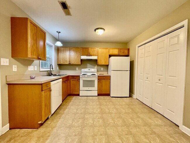 Foto del edificio - 228 Bass Lake Rd