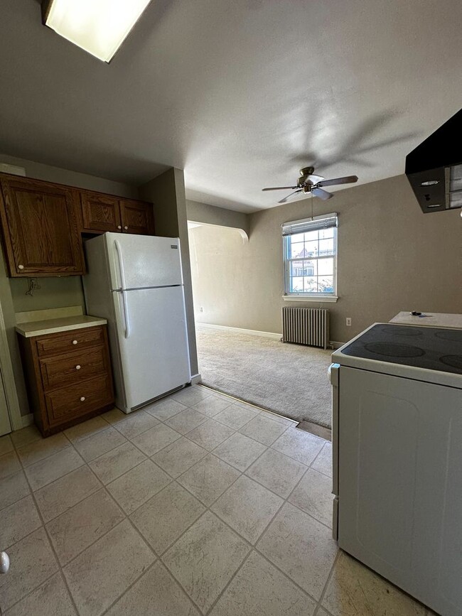 Building Photo - Spacious 2 Bedroom Home with Sunroom and P...