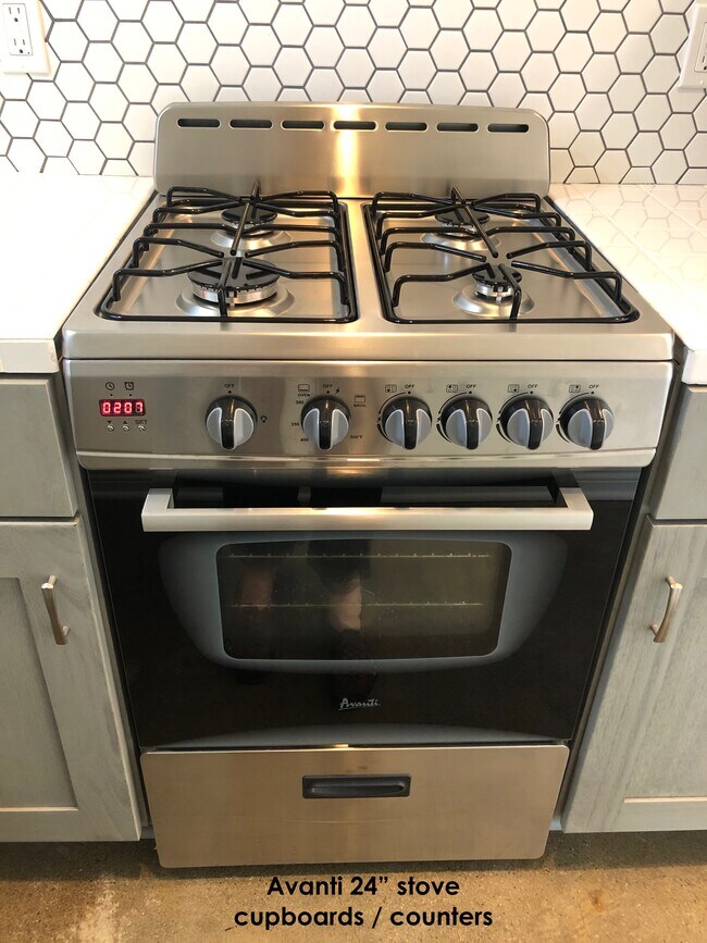 Avanti stove - 921 Indiana Ave