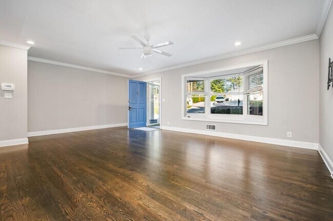 Building Photo - 2604 Sunny Ln SE