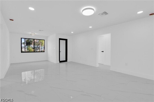 Building Photo - 356 New York Dr