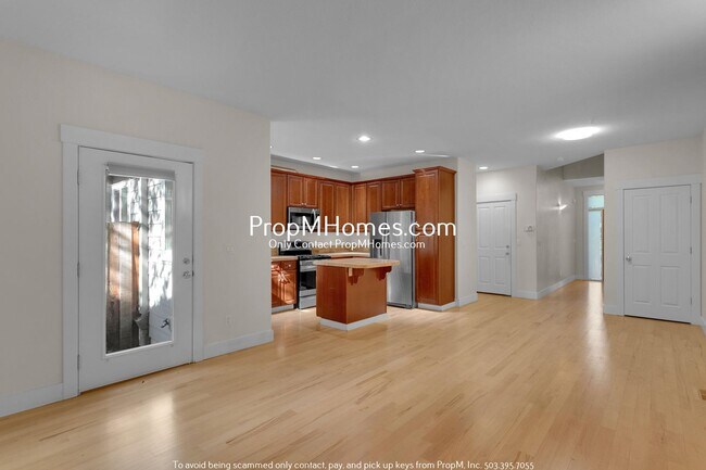 Building Photo - Light & Bright Three Bedroom Townhome in S...