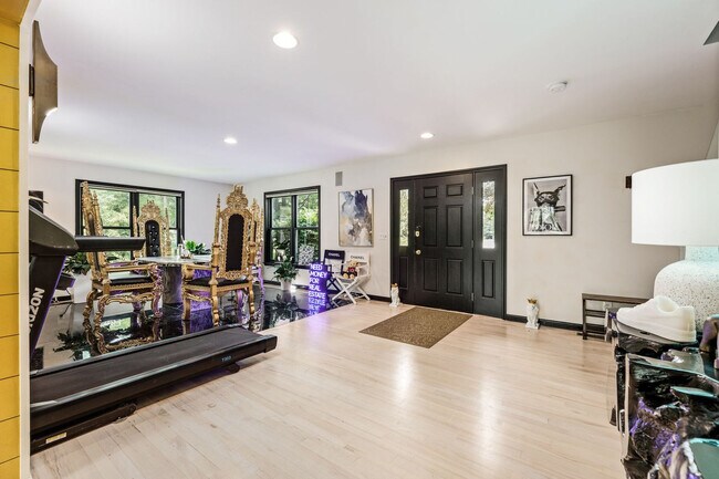 Foto del edificio - 3457 Holiday Village Rd