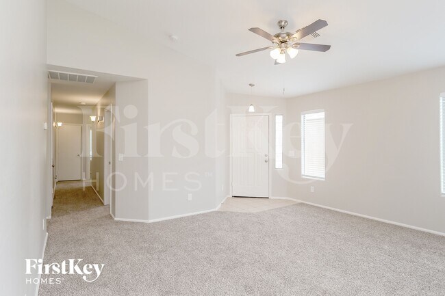 Foto del edificio - 557 E Jeanne Ln