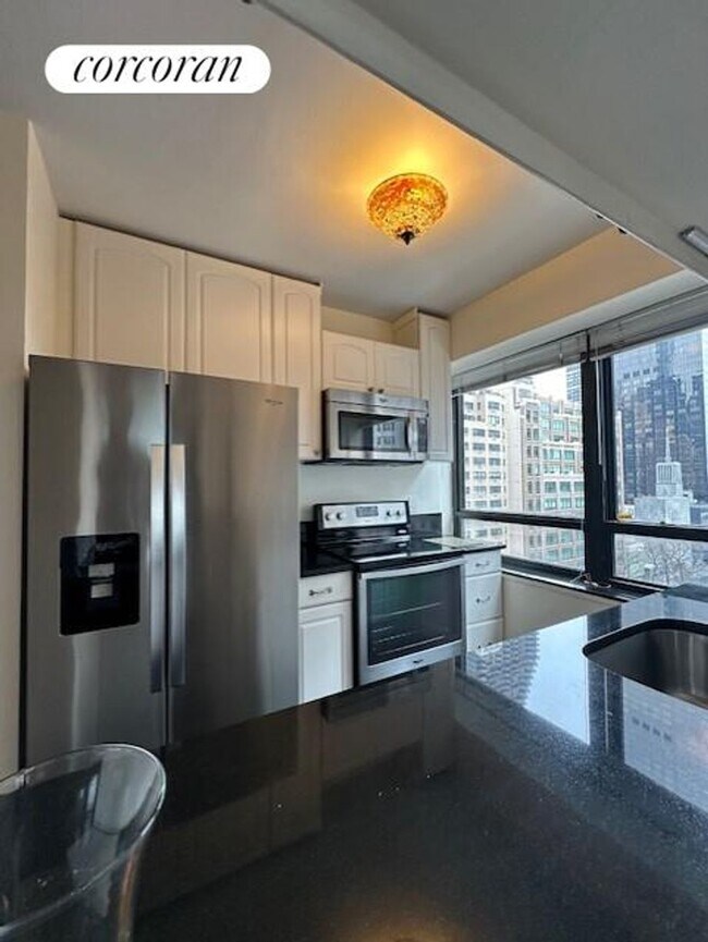 Foto del edificio - 240 E 47th St