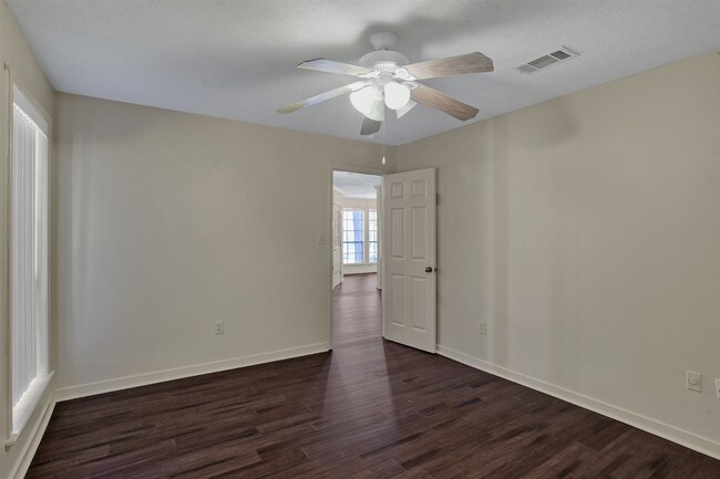 Foto del edificio - 101 Fairfax Cir