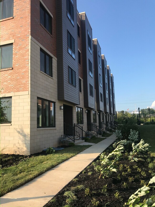 Photo - 703 Lakeview Ct Townhome