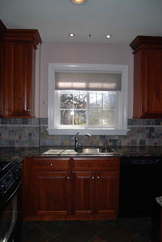 Building Photo - 3250 Martha Custis Dr