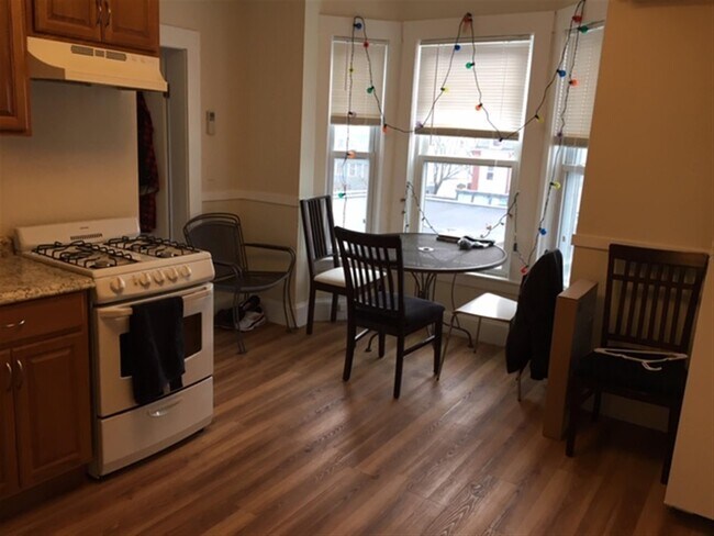 Foto del edificio - 57 Bishop Allen Dr