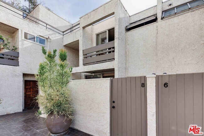 Foto del edificio - 960 N San Vicente Blvd