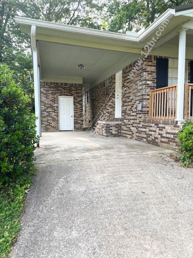 Foto del edificio - Cozy 3-Bedroom Home Near Shopping Centers ...