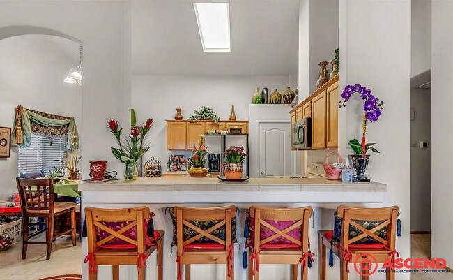 Foto del edificio - Beautiful 3BD/2BA Home in SW Bakersfield — Fireplace, Landscaping Included & Lovely Backyard!