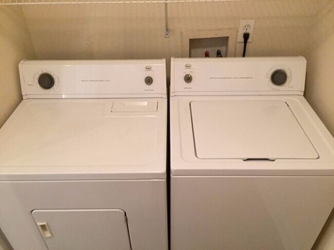 Foto del edificio - 4Bed/4Bath Available in July!