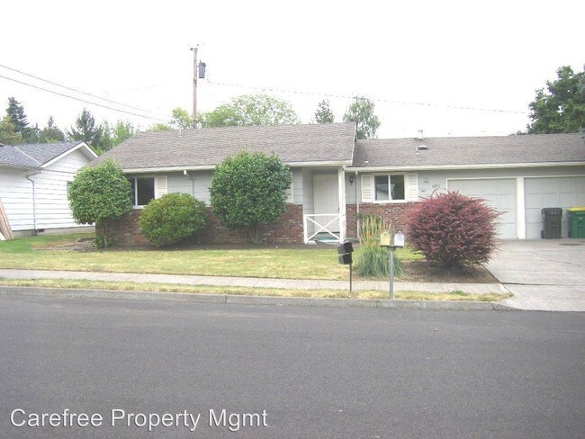 Building Photo - 6855 SW Briarcliff Cir