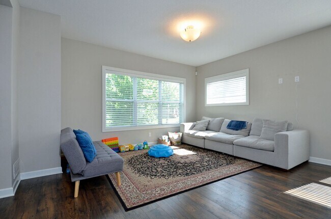 Building Photo - Beautiful 4-Bed 3-Bath Home in Minneapolis - Available 9/10!