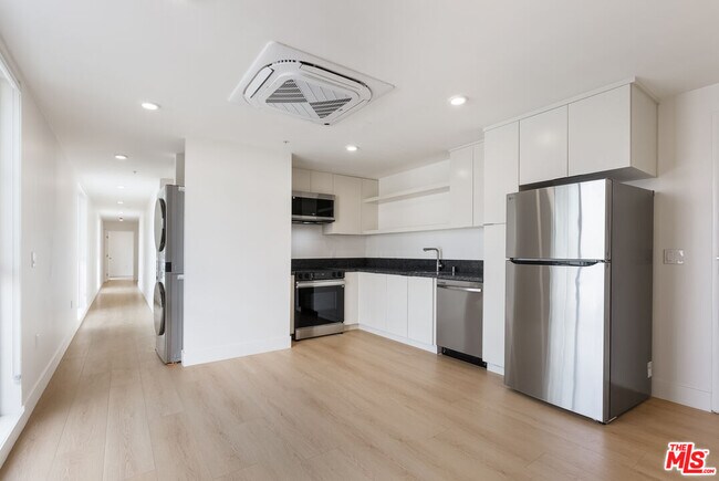 Foto del edificio - 8561 Belmont St