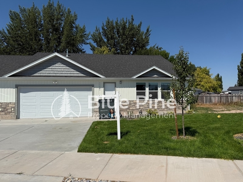 Primary Photo - 3221 East Reynard Ln