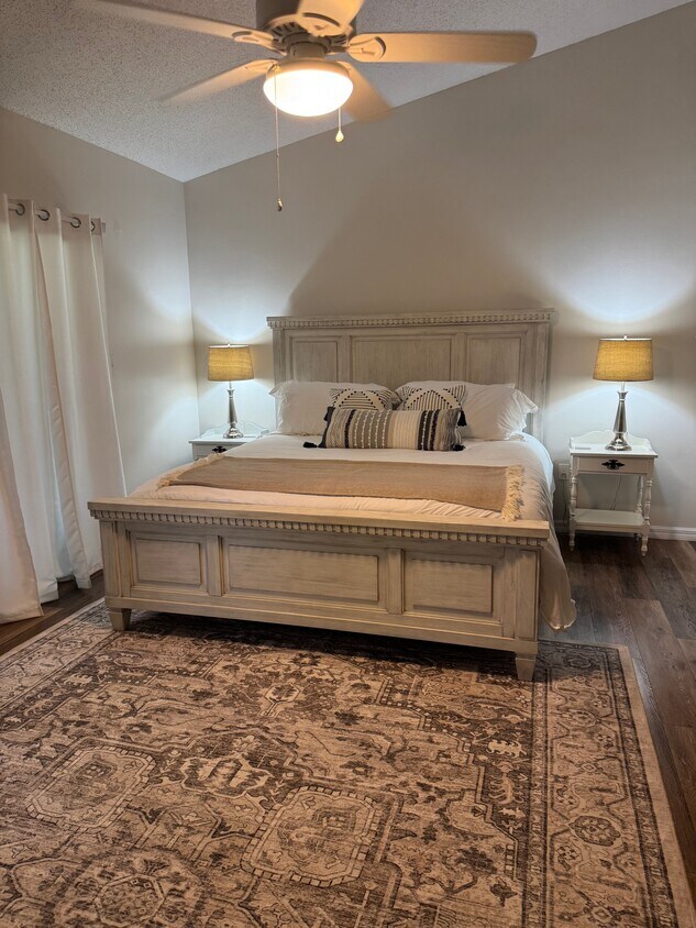 Master Bedroom - King - 4635 La Jolla Dr