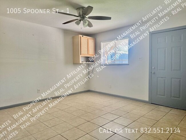 Building Photo - 1005 Spooner St