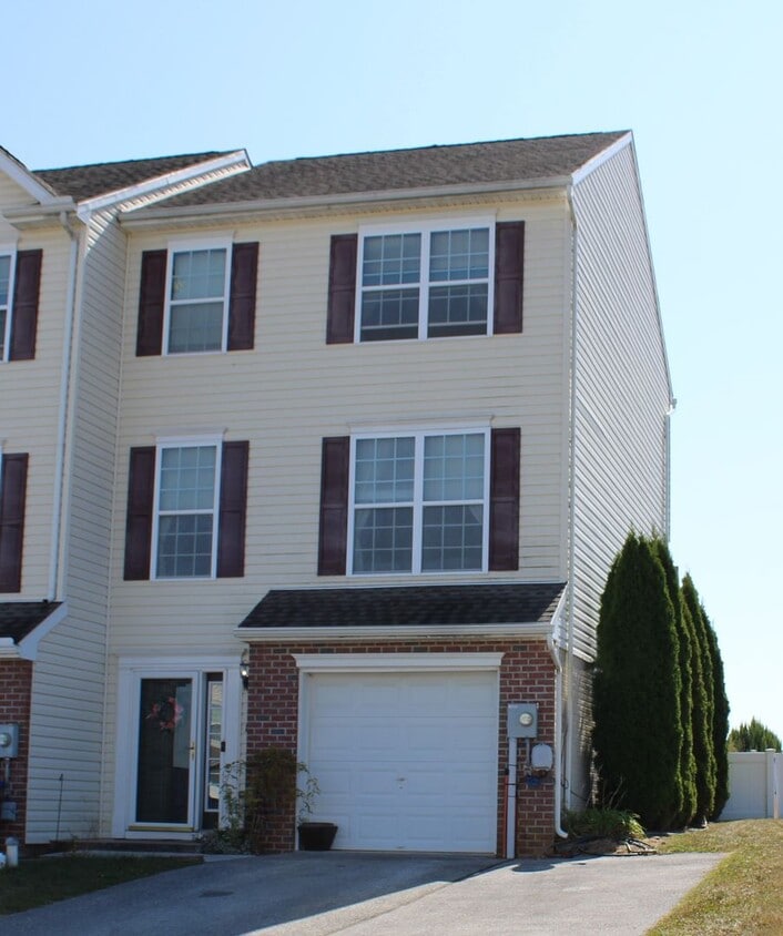Primary Photo - End Unit Townhouse