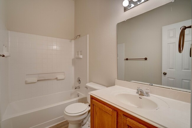 Building Photo - Cozy 3-Bedroom, 2-Bathroom Single Family H...