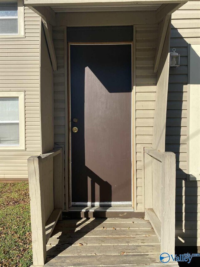 Building Photo - 208 3rd Ave SW