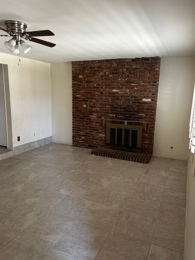 Foto del edificio - Single Family Home / Condo for Rent - Southwest Bakersfield