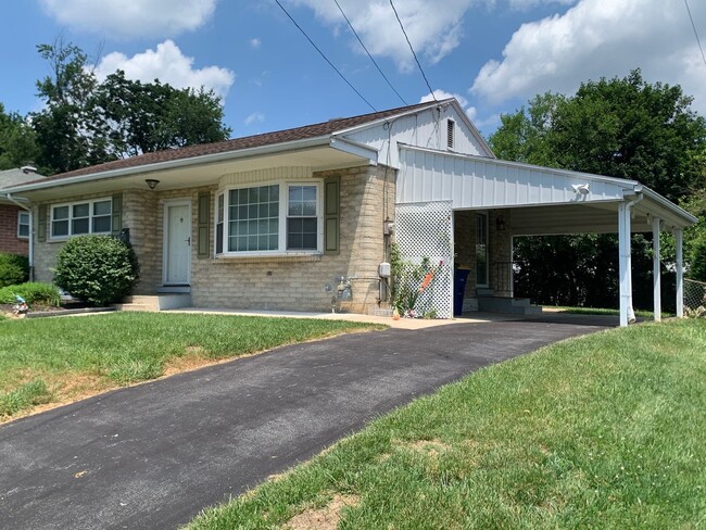 Building Photo - 3BR Ranch in Camp Hill