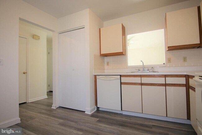Foto del edificio - 825 Commons Ln