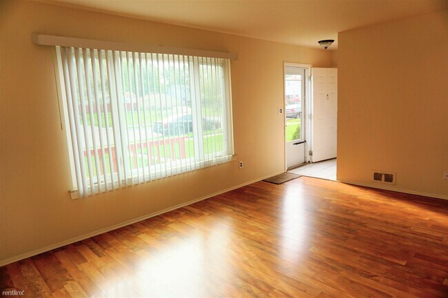 Foto del edificio - 3 br, 1 bath House - 25231 Dale St