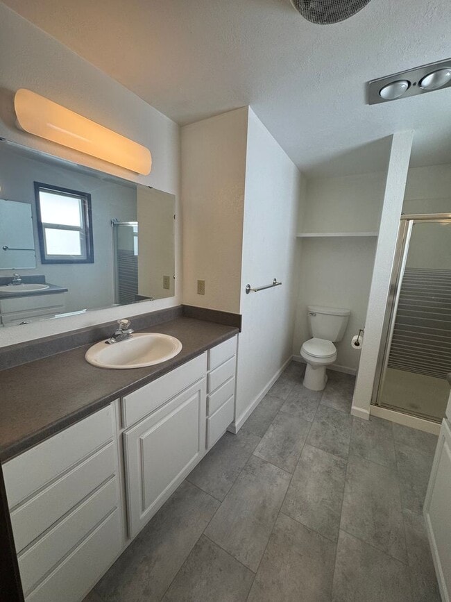 Building Photo - 3 bed 2 bath house with attached garage an...