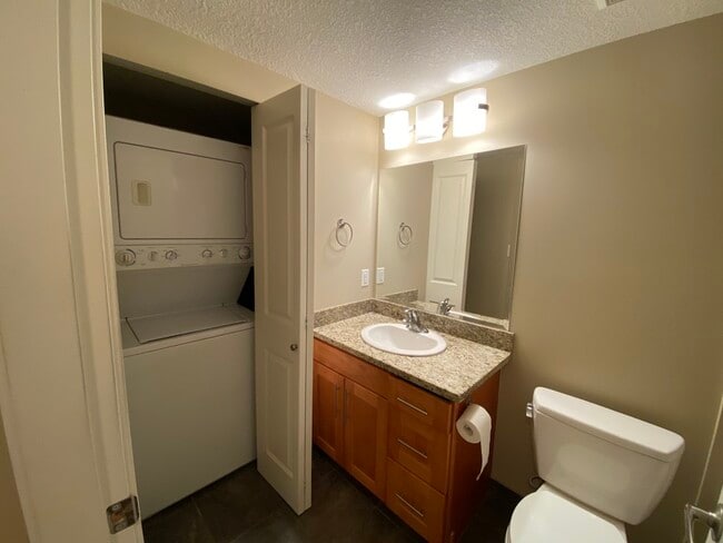 Building Photo - 257 Moilliet St S