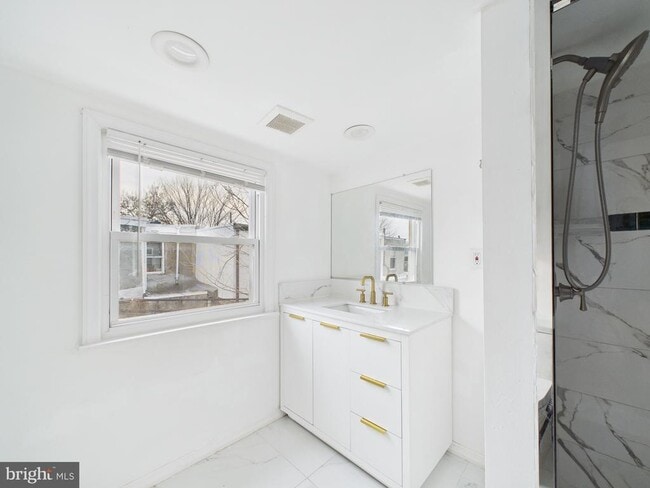 Building Photo - 628 McClellan St